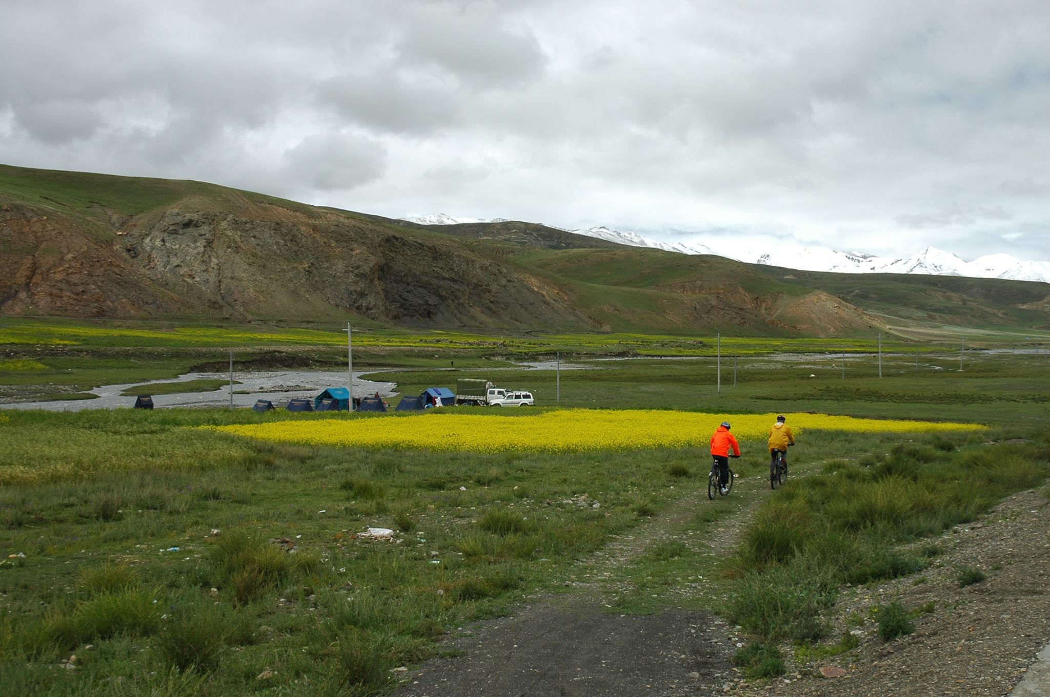 Mountainbíkers in Valley